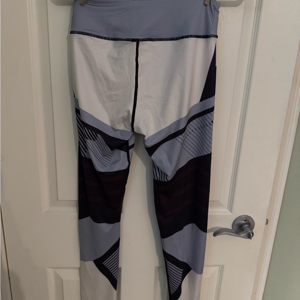Geometric Patterned Leggings - Picture 2 of 2
